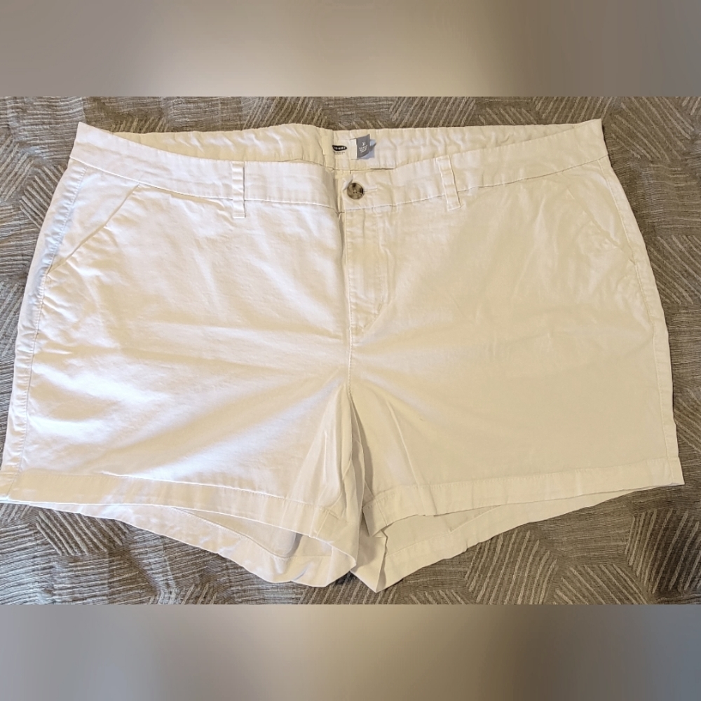 Women's Old Navy white cotton shorts. Size 22.